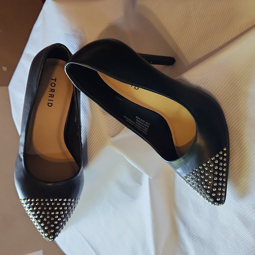 These 4 inch heels in blk size 8.5 wide, run large. Make a statement!